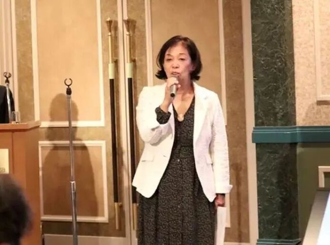 高市背后的女人