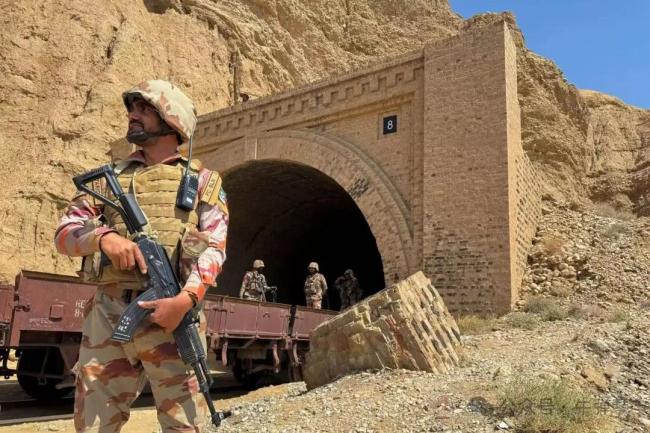 一觉醒来，这两个邻国大打出手了