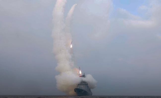 金正恩登“崔贤”号驱逐舰观摩导弹试射！要求每年建造2艘类似舰艇