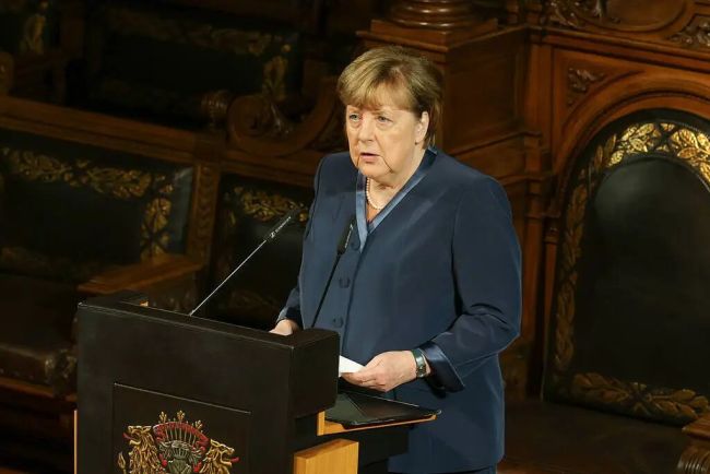 默克尔罕见现身发声