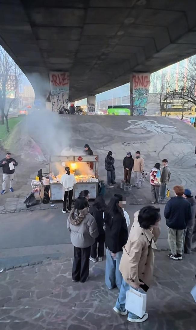 英国桥洞下惊现中国烧烤摊 留学生排队尝家乡味
