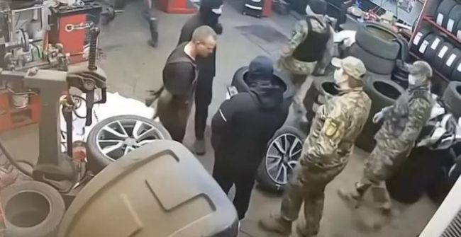 监控：乌克兰征兵人员从轮胎店强行掳走员工