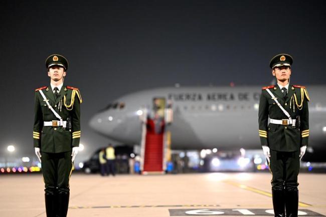 “空军一号”前屹立的礼兵：站在那里不仅代表我自己