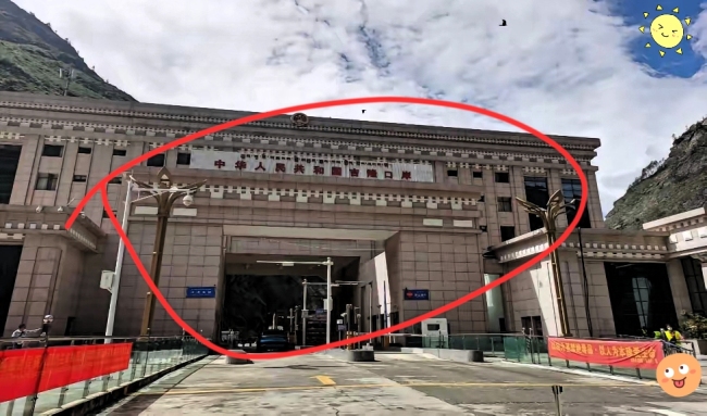 吉隆口岸联检大楼被毁