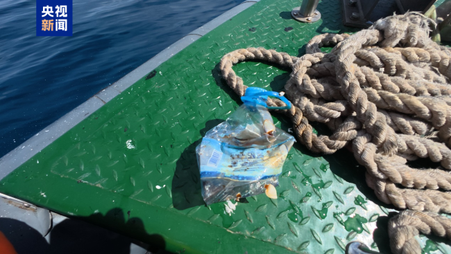 菲律宾非法“坐滩”船只周边海域出现大量垃圾，中国海警组织打捞