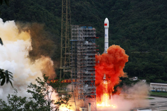 6月23日，北斗三号全球卫星导航系统最后一颗组网卫星在西昌卫星发射中心点火升空，我国全面完成北斗全球卫星导航系统星座部署。新华社发（胡煦劼 摄）
