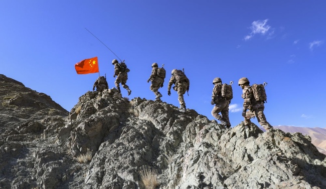 10月1日，西藏阿里军分区某边防团巡逻分队官兵沿山脊向点位行进。新华社发（刘晓东 摄）