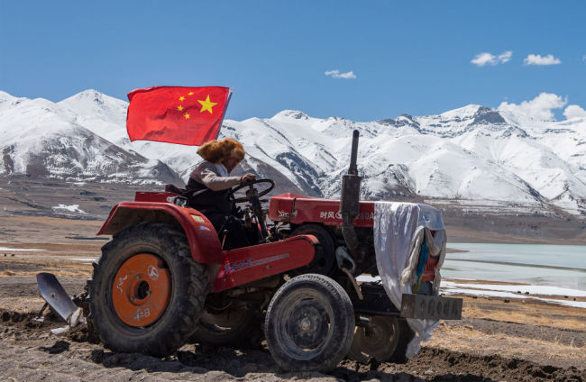 4月30日，拖拉机在西藏那曲市尼玛县当穹错旁举行的春耕典礼上行进。新华社记者 侯捷 摄