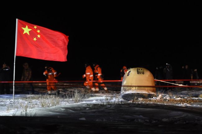 12月17日凌晨，嫦娥五号返回器携带月球样品，在内蒙古四子王旗预定区域安全着陆。新华社记者 连振 摄