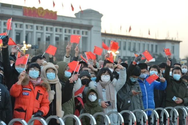 “新年快乐！”1.5万市民天安门广场观升旗迎新年