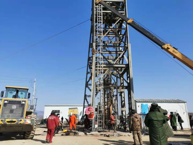 栖霞救援进展:井下矿工体力有好转 已经送下去4次营养液