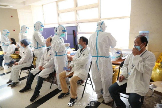 上海各大医院全院全员核酸检测 院方新开辟多个紧急核酸检测点