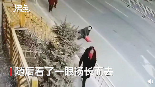 河北张家口路边一女子故意撞倒老人被警方控制 老人左手骨折