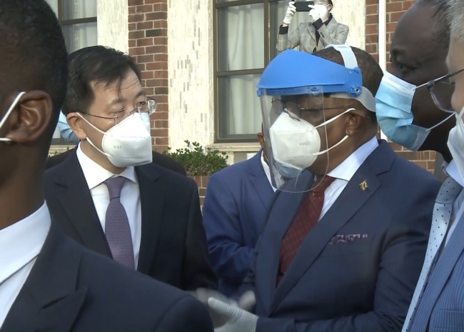 ​中国援助津巴布韦新冠疫苗运抵哈拉雷 津副总统奇温加到场迎接
