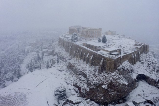 △希腊多地遭遇罕见大雪（图片来自：美联社）