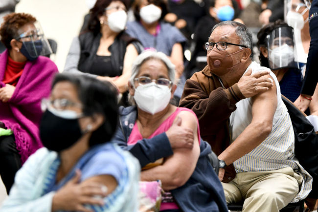 全球连线 | 中国疫苗运抵墨西哥后，74岁老人第一个接种