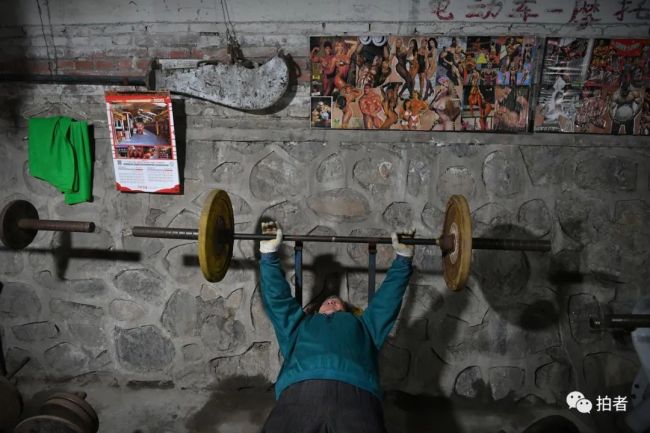 82岁的杨洪增是其中年纪最大的，依然能够做几组55公斤卧推。