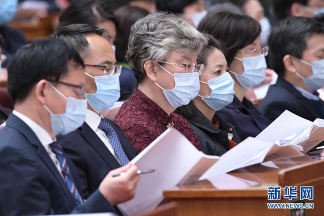 3月7日，全国政协十三届四次会议在北京人民大会堂举行第二次全体会议。这是委员们在认真听会。新华社记者 李贺 摄