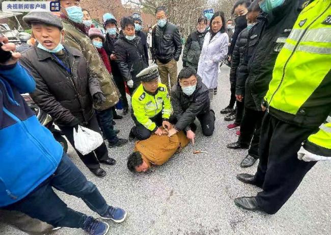 扬州一交警执勤中被刺伤 嫌疑男子已被警方控制