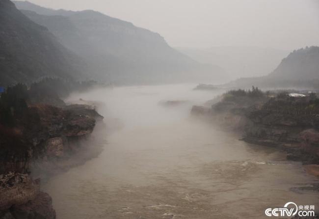 黄河壶口瀑布景区现“平流雾”