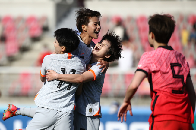 中国女足球员庆祝进球。