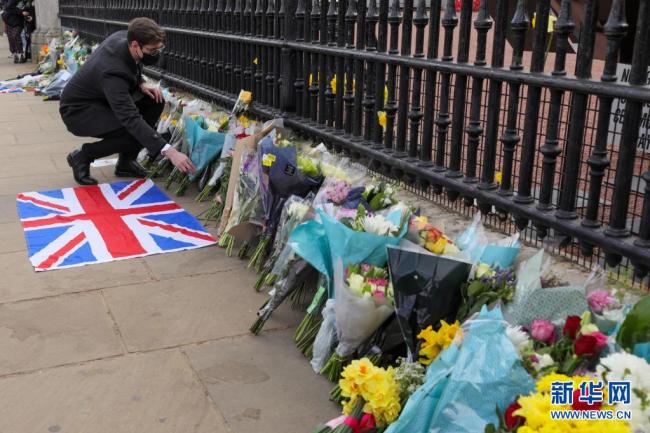 菲利普亲王去世，英国民众摆放鲜花寄托哀思