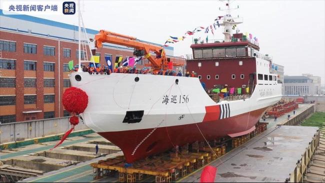 我国首艘具有破冰功能的大型航标船在武汉下水