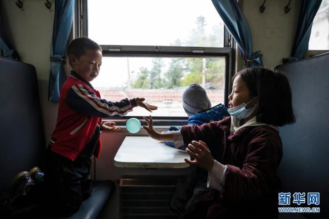 新华全媒+丨高铁时代，穿行于大凉山的幸福“慢火车”