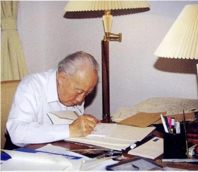 论文不必参考任何文献？看到作者，网友大呼失敬了