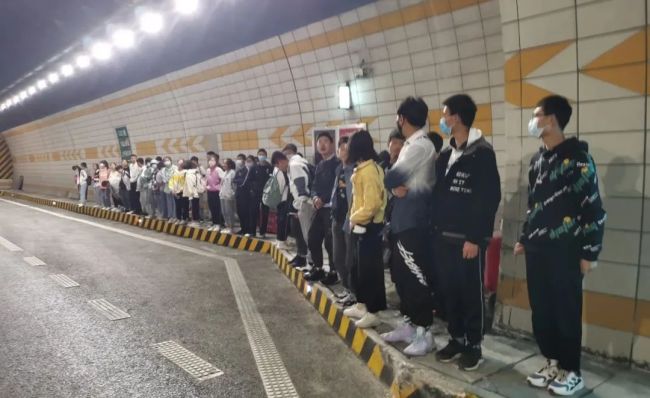 大客车故障，46名学生被困隧道！宁夏交警紧急救援