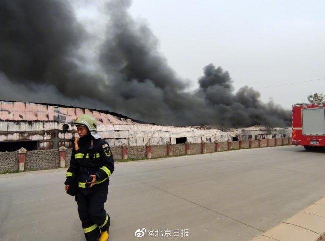 北京通州张家湾一村庄着火 目前明火已灭