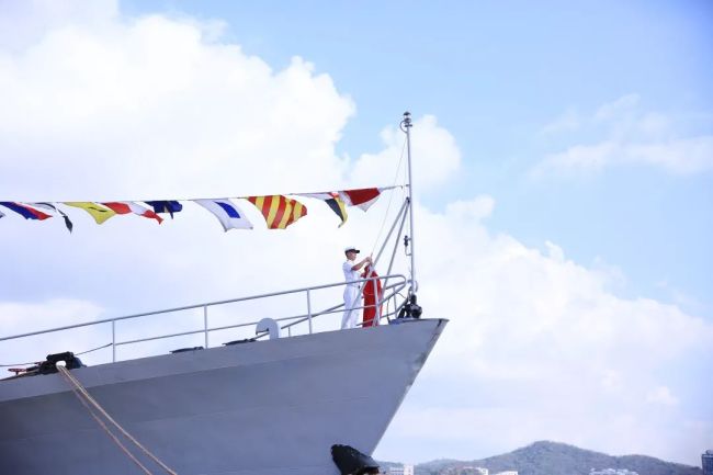 丹东舰降下军旗，完成使命任务