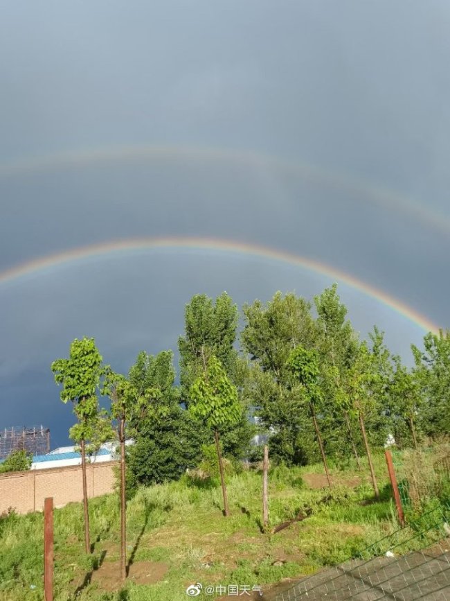 雷雨过后,北京天空现双彩虹(图)