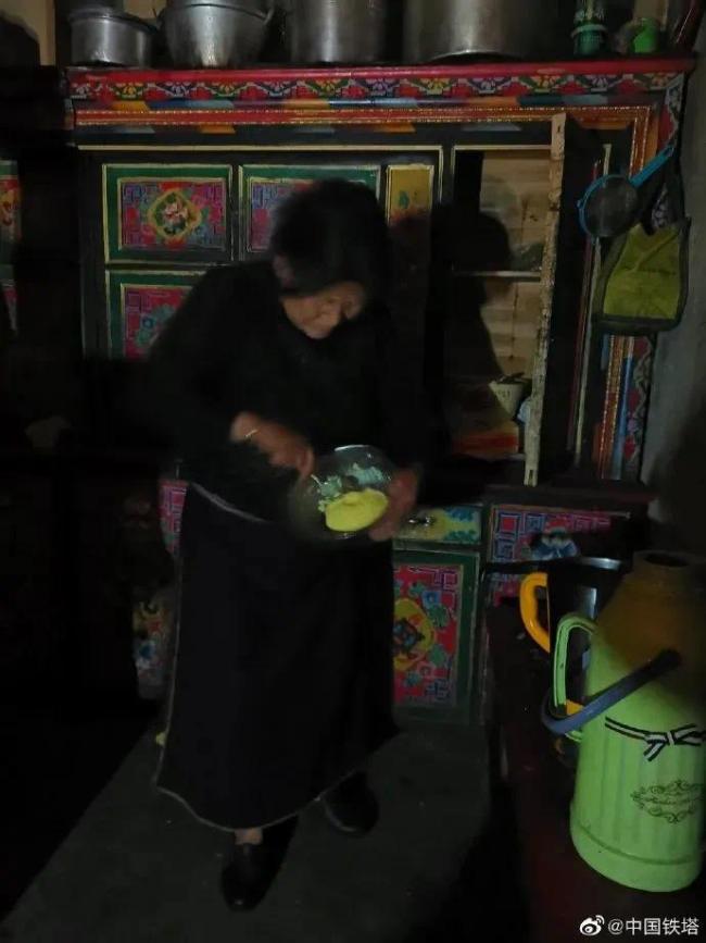 近0℃的深夜！路遇塌方，藏族老奶奶收留了他们
