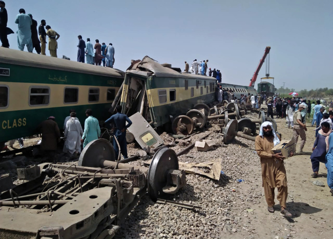 巴基斯坦两列列车相撞 致36死70伤