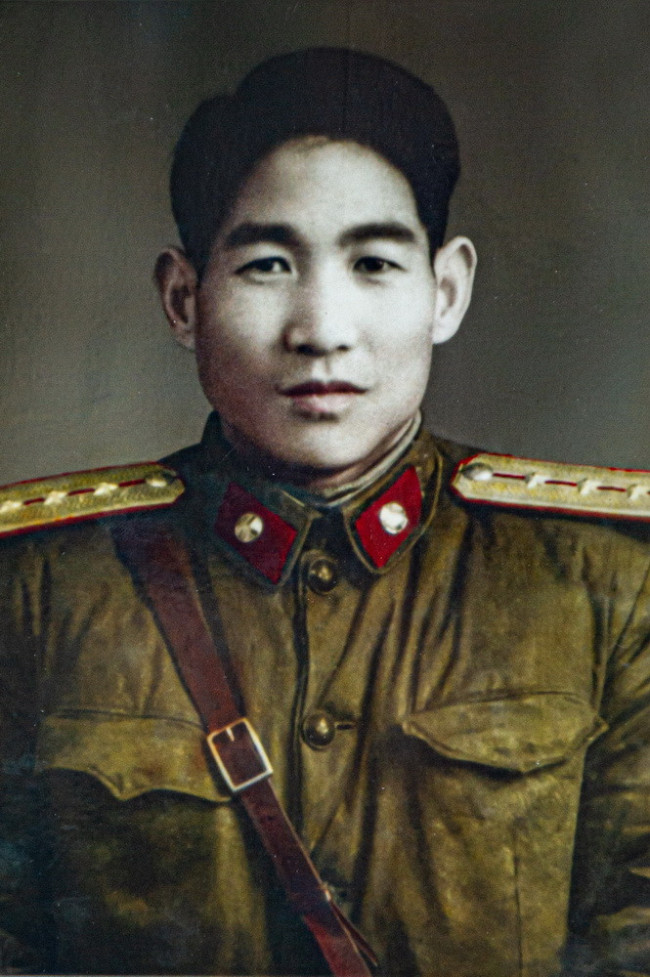 这是翻拍的1958年胡兆富从军队转业前身着军装的照片（5月18日摄）。