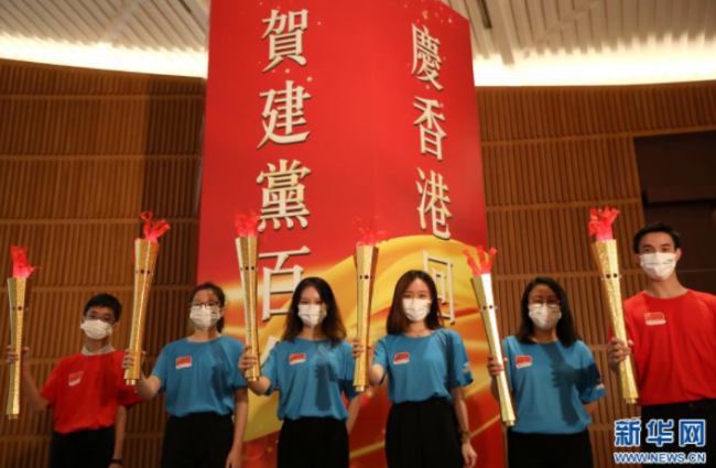 7月1日，参加香港“薪火相传”接力跑的运动员代表合影留念。新华社记者 吴晓初 摄