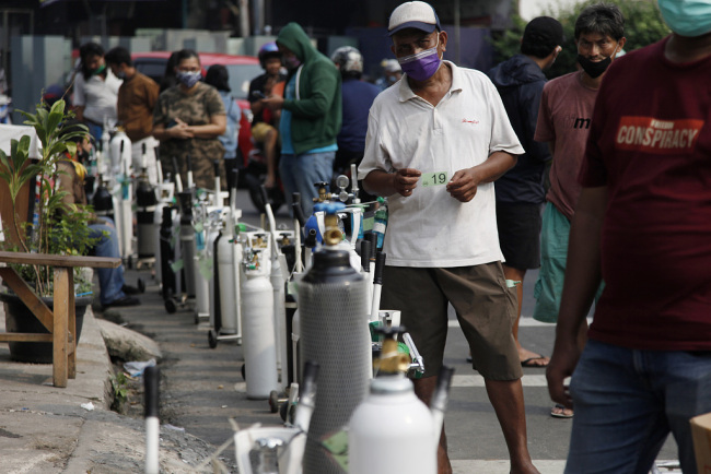 新冠患者大量涌入印尼一医院氧气耗尽致63人死亡