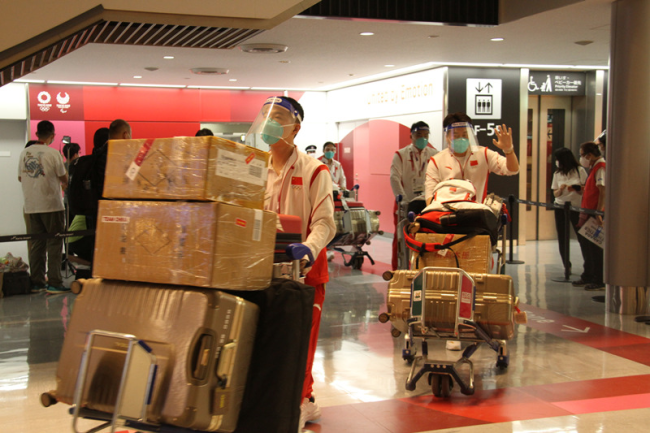 7月18日晚，中国体育代表团第三批成员抵达东京成田机场。