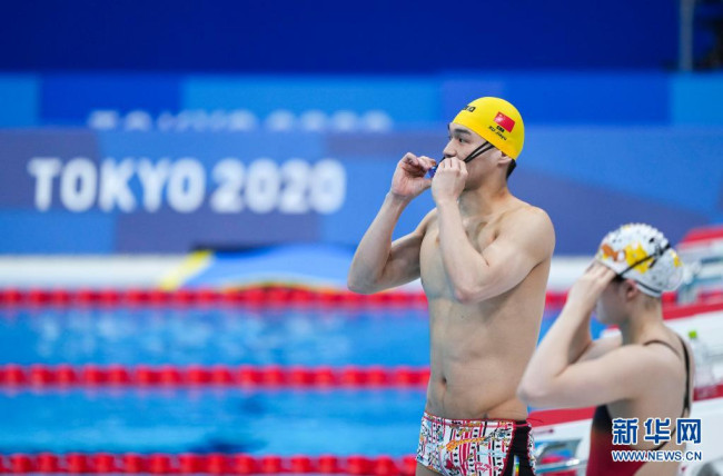 7月21日，中国游泳队队员徐嘉余（左）准备进行训练。