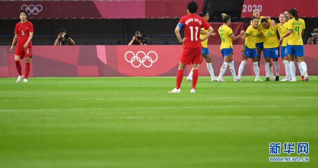 7月21日，巴西队球员在比赛中庆祝进球。
