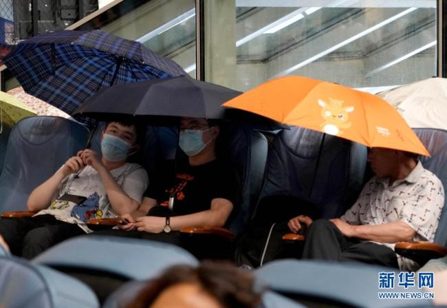 暴雨致使郑州东站大量旅客滞留