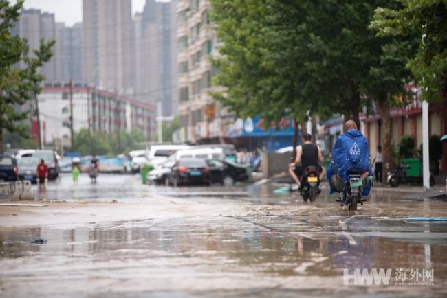 郑州强降雨暂停 路面积水慢慢消退 市民生活逐渐恢复