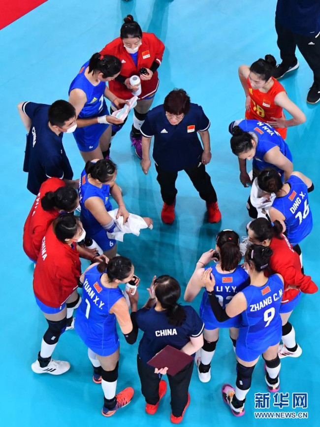 7月27日，中国队主教练郎平（中）在比赛中布置战术。