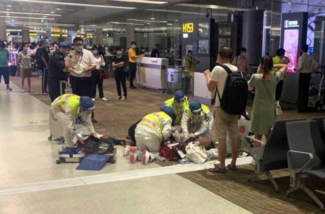 一名旅客在浦东机场心跳呼吸骤停！机场紧急救治