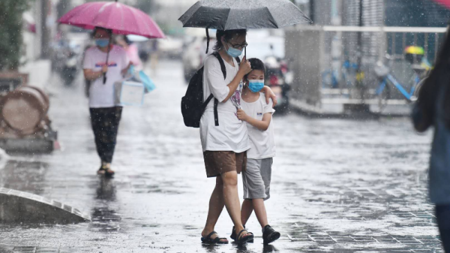 “烟花”外围云系已开始影响北京，城区降雨明显