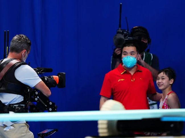 8月5日，中国选手全红婵（前右）与教练刘犇（前中）在比赛后。新华社记者许畅摄