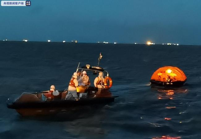 长江口一渔船触礁沉没致21人遇险 人员均已获救