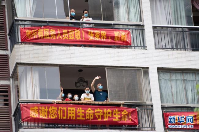 居家群众挂横幅致谢医务工作者