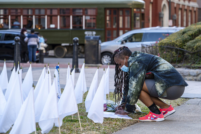 当地时间2021年1月19日，数百只白旗摆放在美国新奥尔良的一处广场上，以纪念在新奥尔良遇难的新冠确诊患者。（图源：人民视觉）_副本.jpg